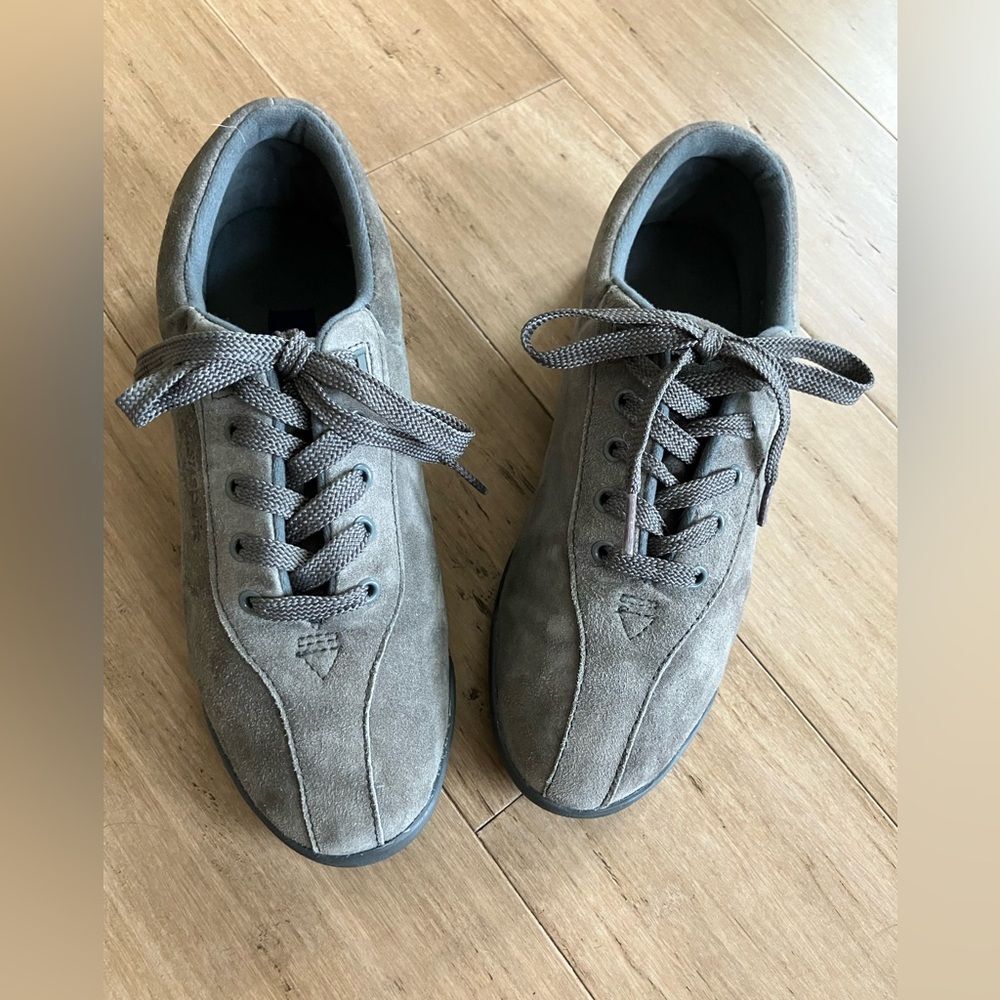 Easy Spirit leather lace up women grey athletic shoes. Size 9.5
